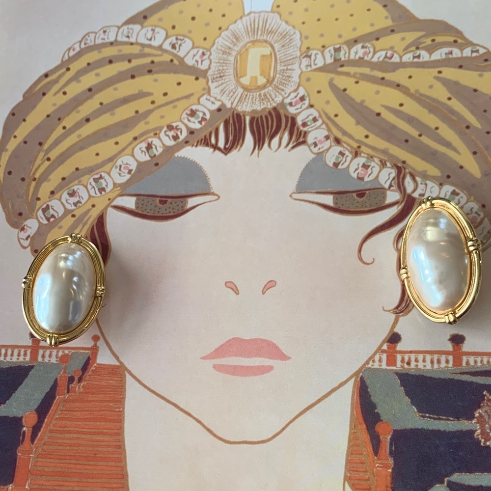 RICHELIEU Vintage Statement Gold Tone Large Faux Mabe Pearl Clip Earrings